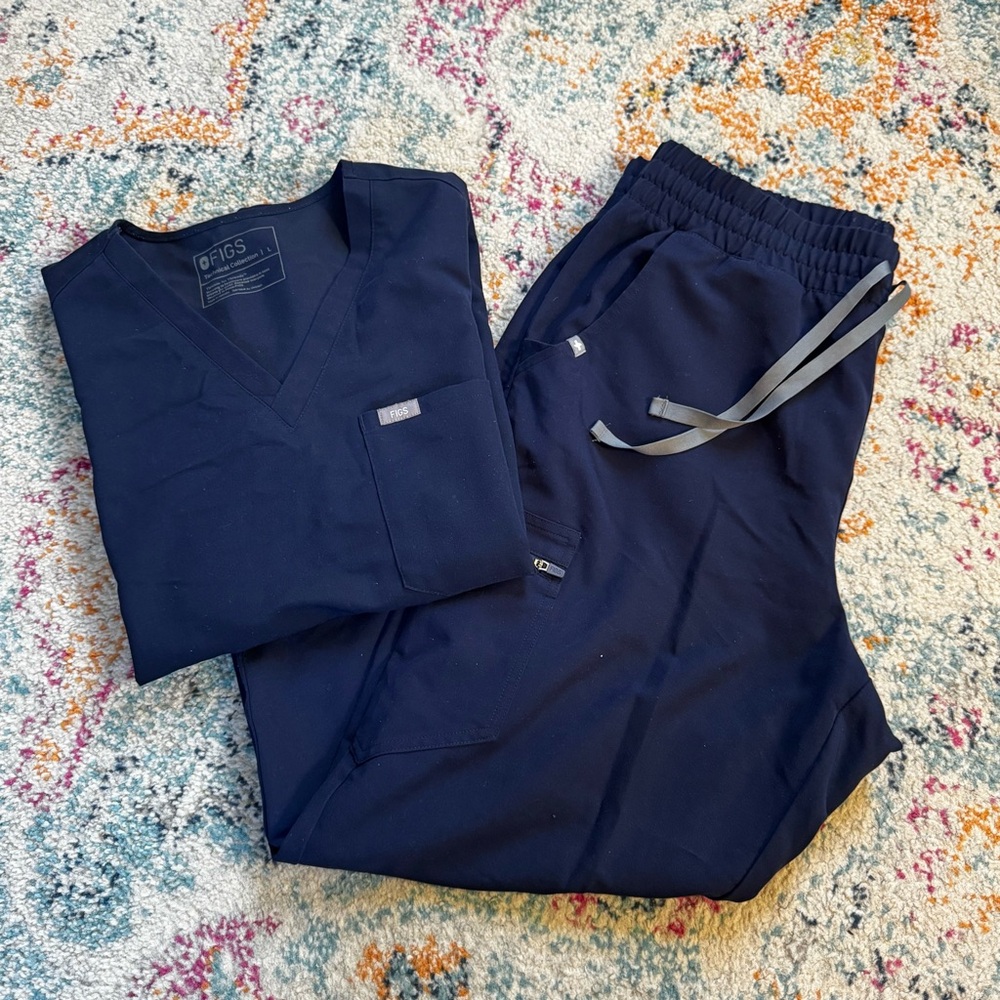 FIGS Navy Scrub Set (L)